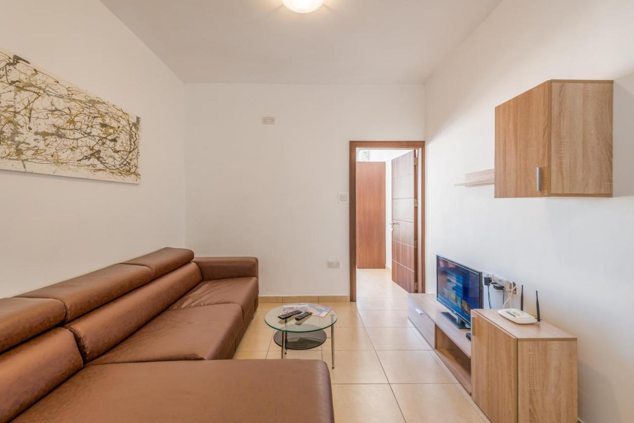 Seashells Apartments With Terrace, Just Off The Seafront In Bugibba - By Getawaysmalta Сейнт Полс Бей Екстериор снимка