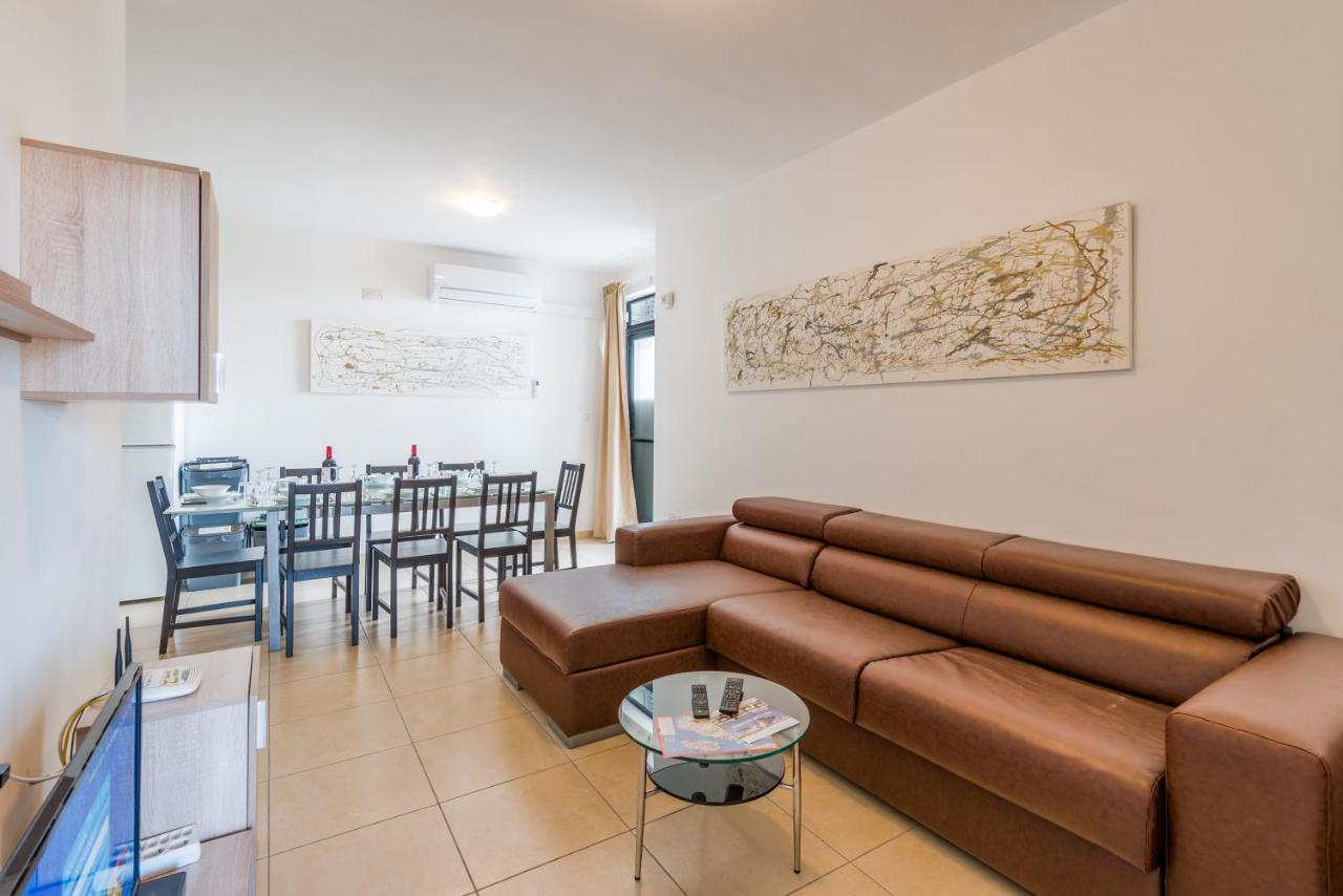 Seashells Apartments With Terrace, Just Off The Seafront In Bugibba - By Getawaysmalta Сейнт Полс Бей Екстериор снимка