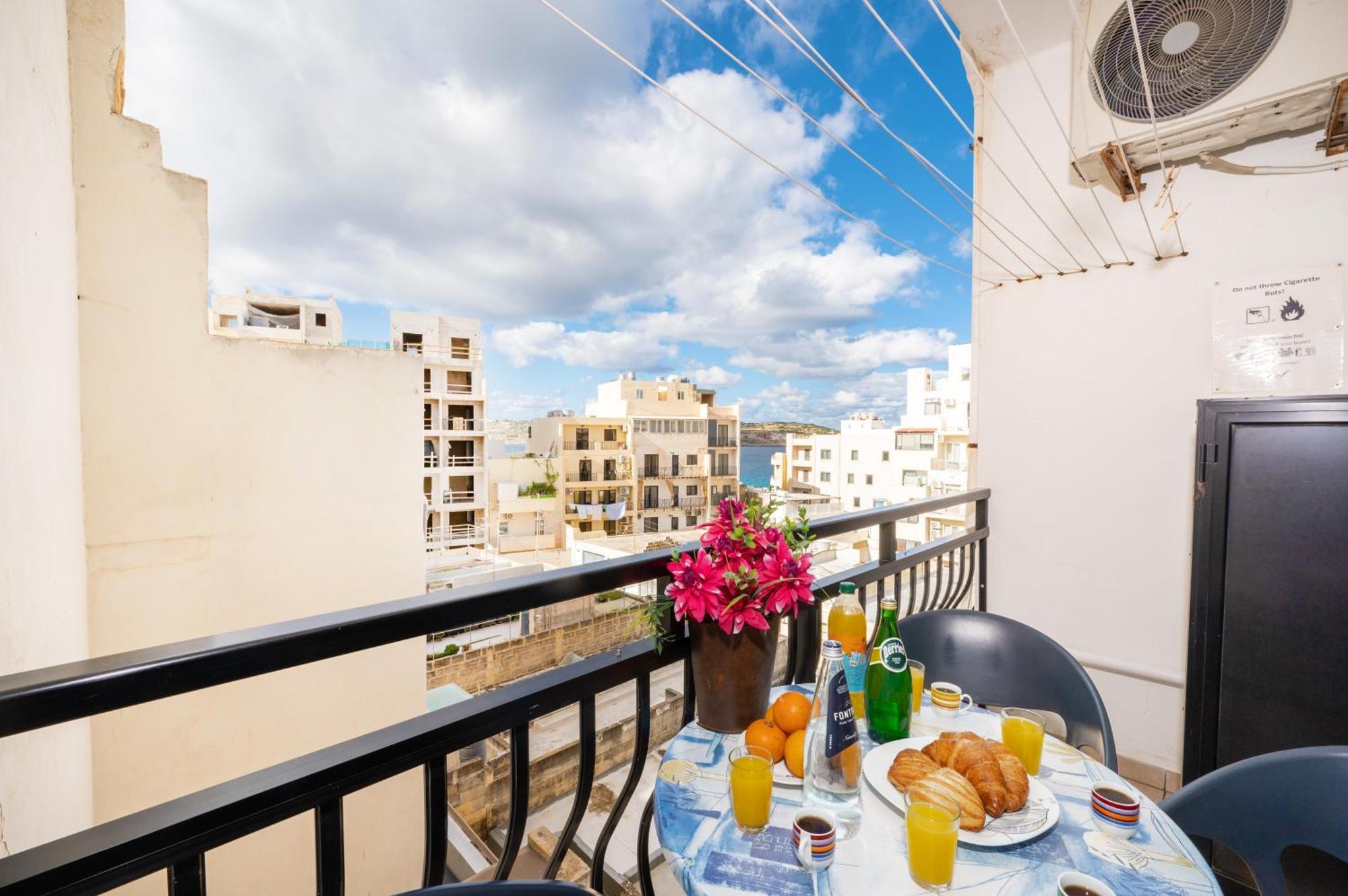 Seashells Apartments With Terrace, Just Off The Seafront In Bugibba - By Getawaysmalta Сейнт Полс Бей Екстериор снимка
