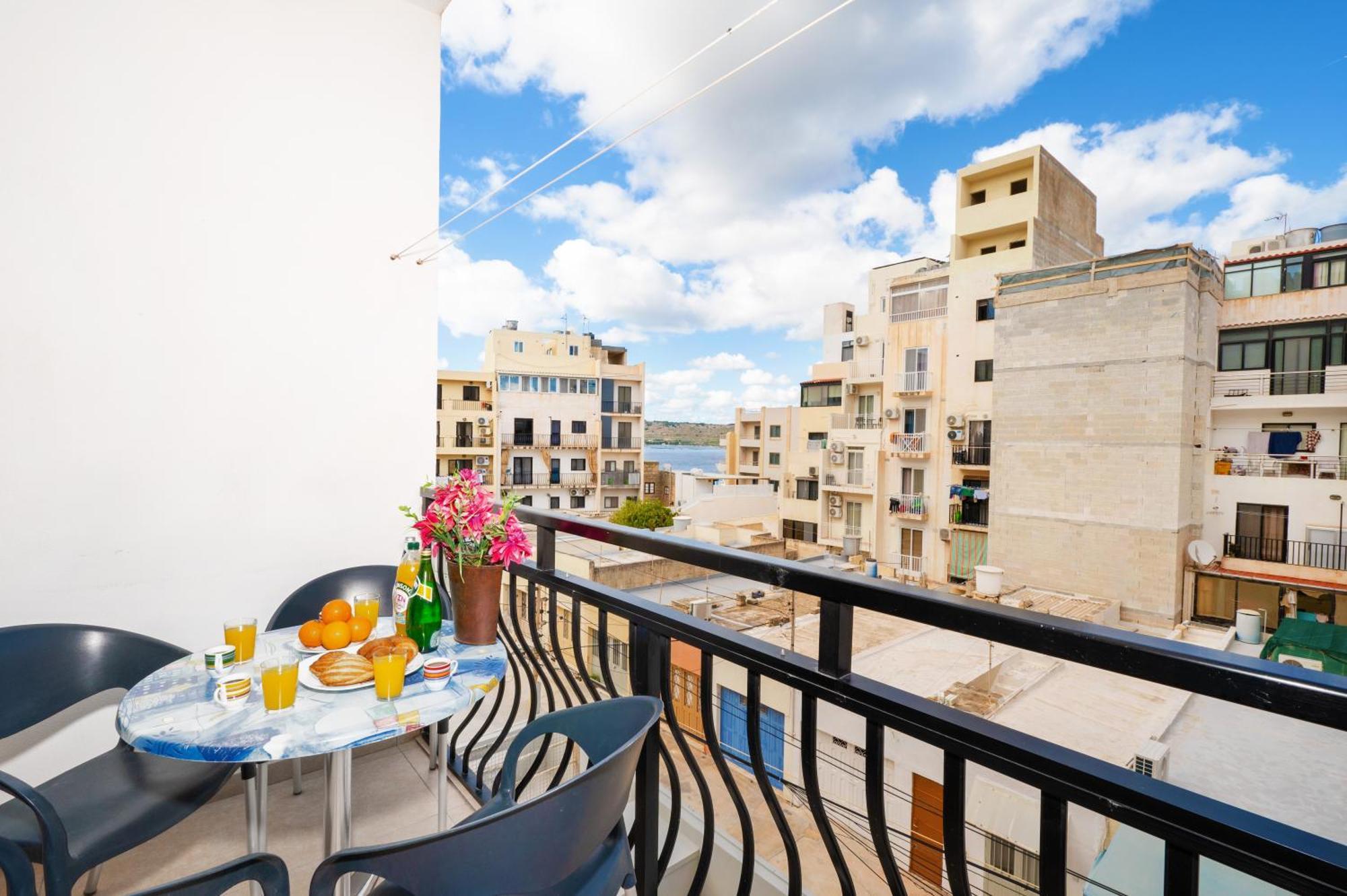 Seashells Apartments With Terrace, Just Off The Seafront In Bugibba - By Getawaysmalta Сейнт Полс Бей Екстериор снимка