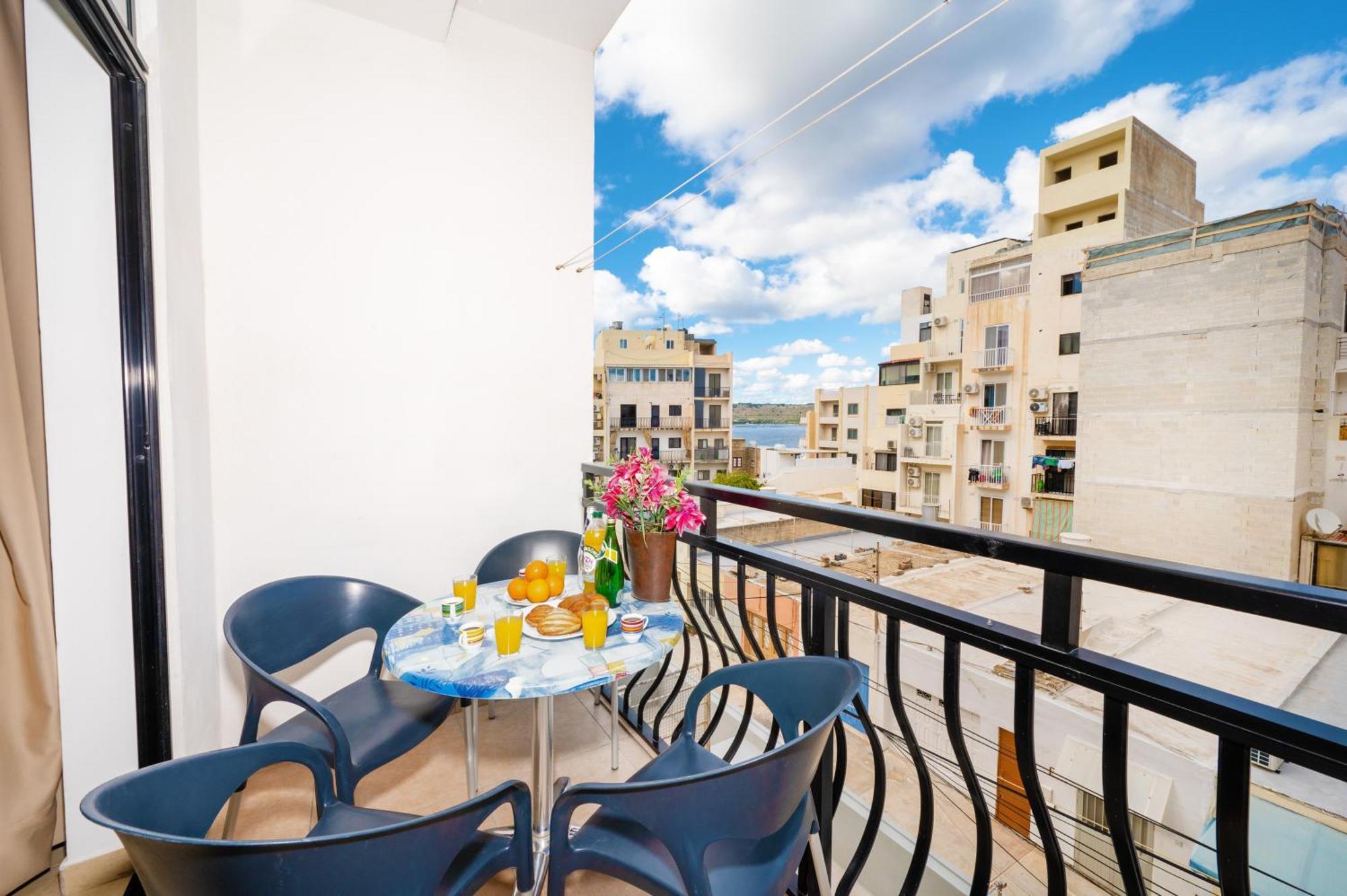 Seashells Apartments With Terrace, Just Off The Seafront In Bugibba - By Getawaysmalta Сейнт Полс Бей Екстериор снимка