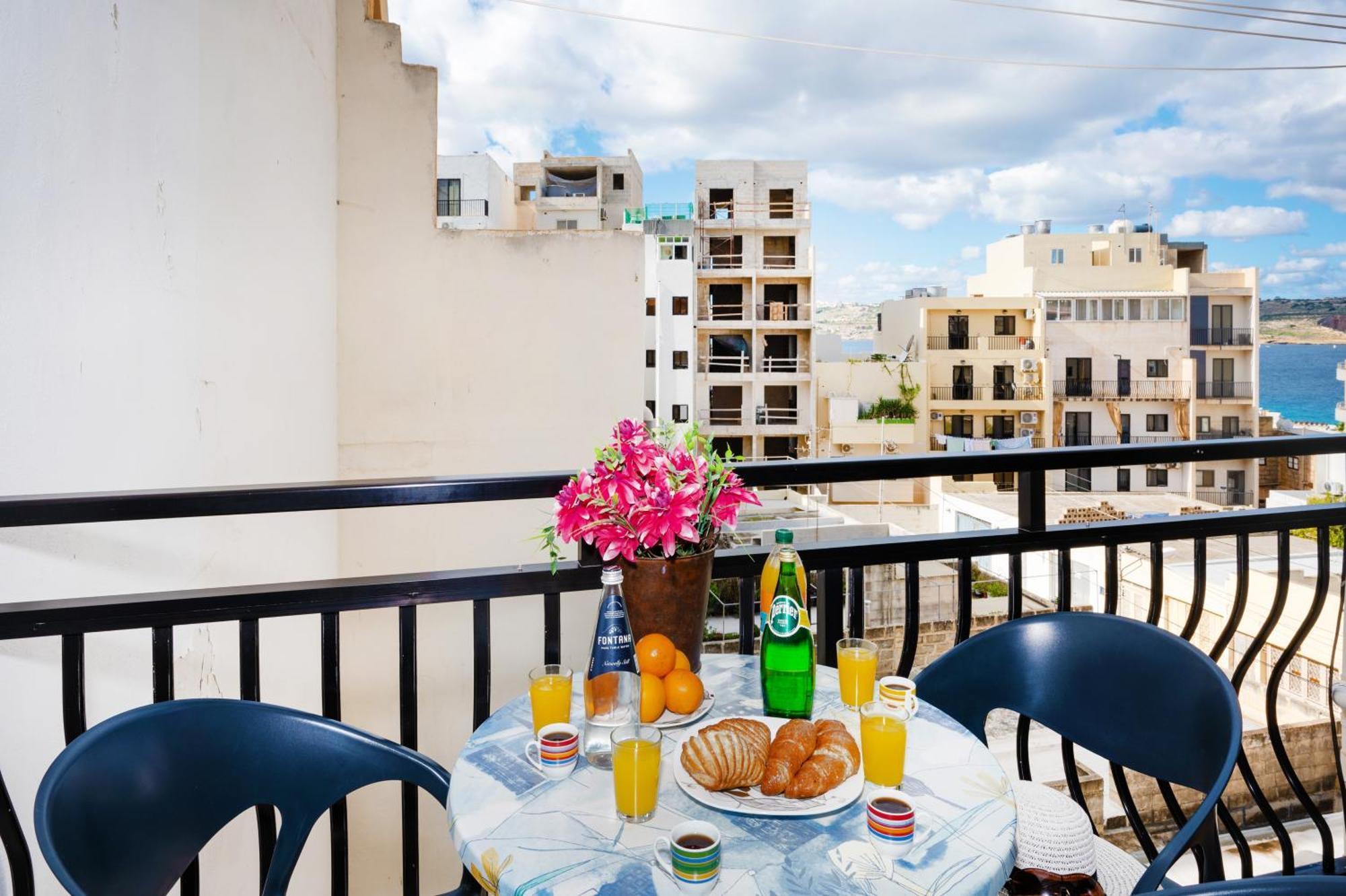 Seashells Apartments With Terrace, Just Off The Seafront In Bugibba - By Getawaysmalta Сейнт Полс Бей Екстериор снимка