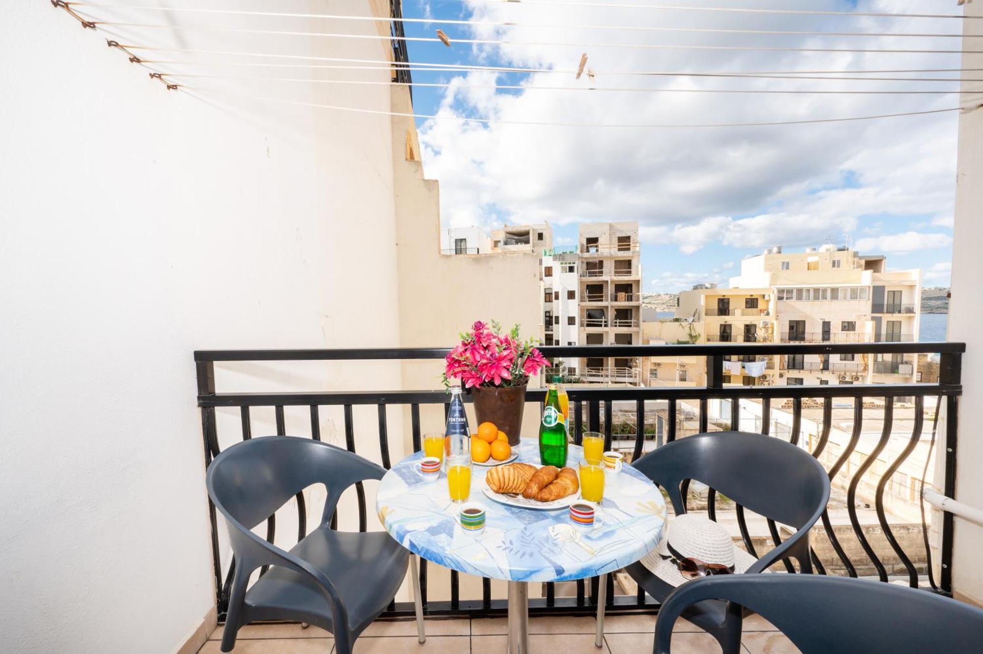 Seashells Apartments With Terrace, Just Off The Seafront In Bugibba - By Getawaysmalta Сейнт Полс Бей Екстериор снимка