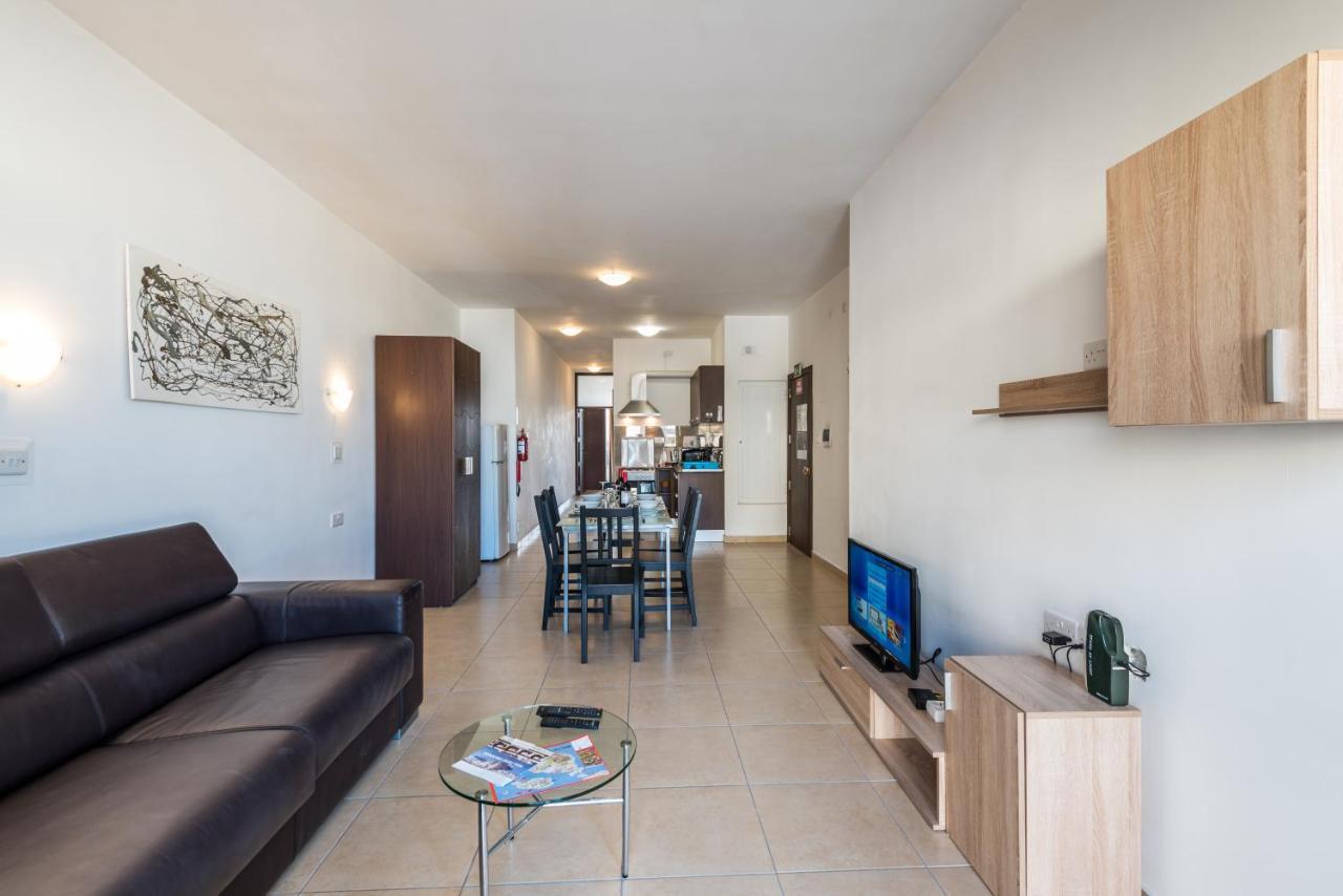 Seashells Apartments With Terrace, Just Off The Seafront In Bugibba - By Getawaysmalta Сейнт Полс Бей Екстериор снимка
